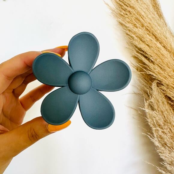 NEW FREE PEOPLE Steel Grey Gray Daisy Flower Claw Clip Hair Retro Oversized Updo - Picture 1 of 8